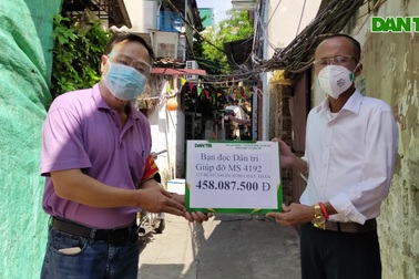 Bệnh nhân "xóm chạy thận" vui mừng đón nhận hơn 458 triệu đồng từ bạn đọc
