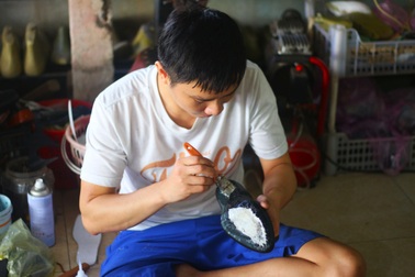 Nghề độc hút khách ở Hội An: Đóng giày "nóng"