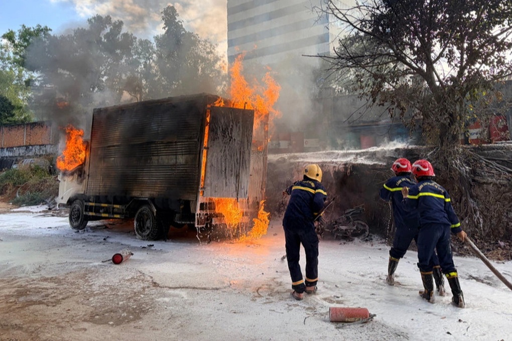 Xe tải bốc cháy trong khu vực cây xăng - 1 Xe tải bốc cháy trong khu vực cây xăng - 1
