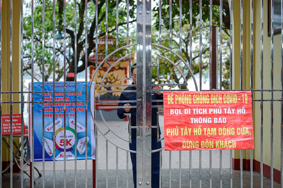 Người dân đứng vái vọng từ xa, tiểu thương ngồi ế khách tại Phủ Tây Hồ - 1 Người dân đứng vái vọng từ xa, tiểu thương ngồi ế khách tại Phủ Tây Hồ - 1