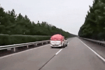 Xe bán tải đang chạy trên cao tốc thì bị "rụng" bánh, tự gây va chạm