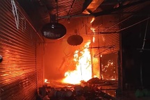 "Bà hỏa" thiêu rụi hàng loạt ki ốt chợ huyện ngày đầu năm