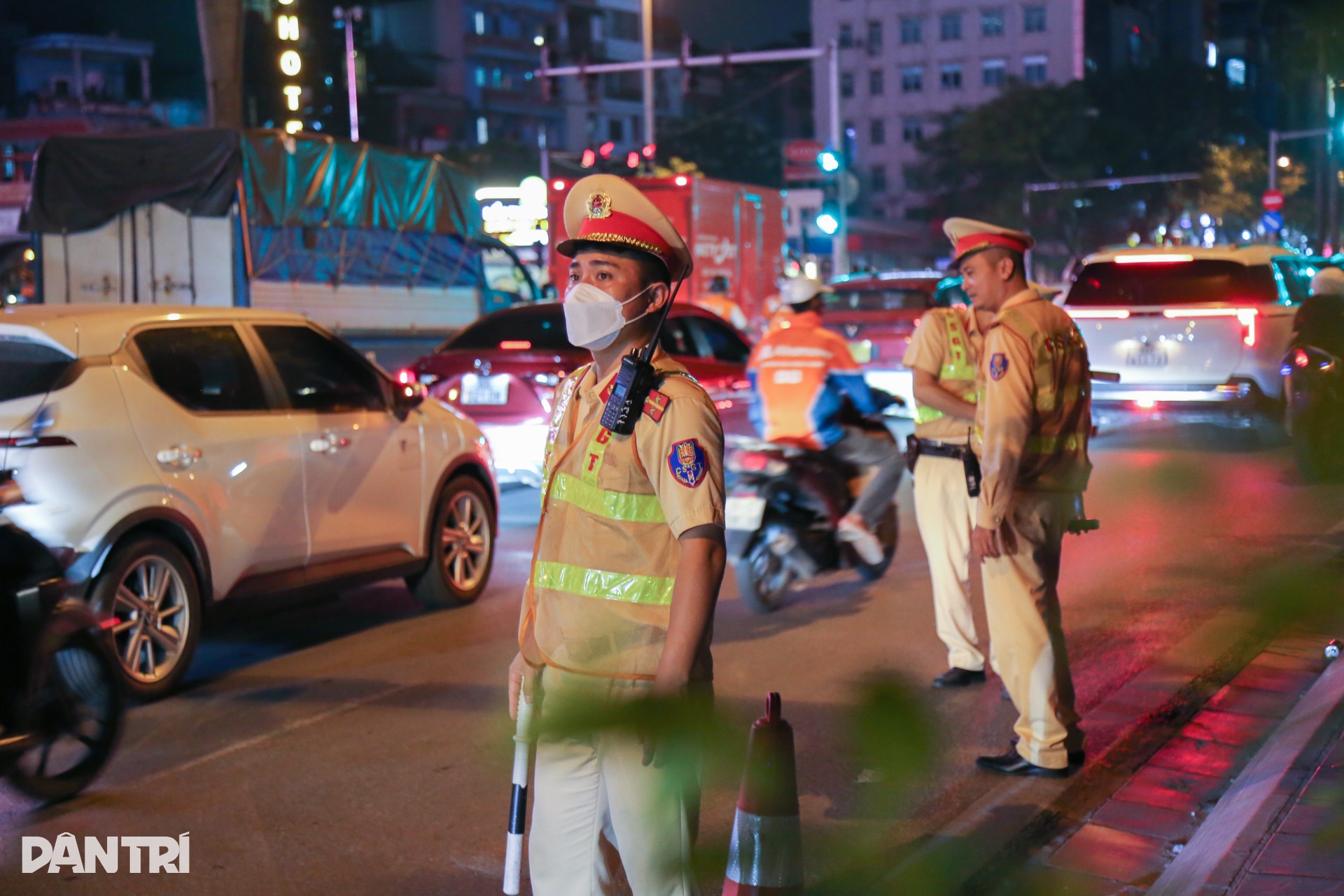 CSGT lập chốt gần quán nhậu, đón lõng xử lý nhiều tài xế vi phạm - 1