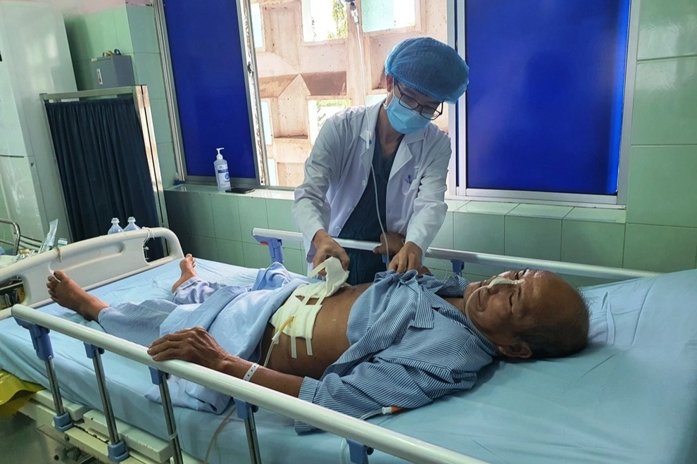 Thủng ruột non do nuốt hạt trái cà na - 1 Thủng ruột non do nuốt hạt trái cà na - 1