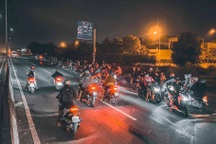 CSGT vây bắt nhóm quái xế đua xe trong thời gian thực hiện giãn cách