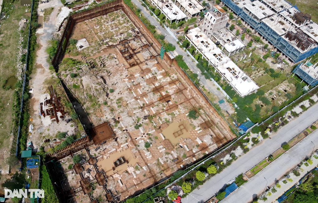 Cảnh tê liệt ở dự án FLC Premier Parc sau khi ông Trịnh Văn Quyết bị bắt - 7 Cảnh tê liệt ở dự án FLC Premier Parc sau khi ông Trịnh Văn Quyết bị bắt - 7