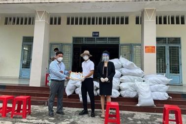 Công ty cổ phần SOCOS tặng gạo cho người dân vùng cách ly