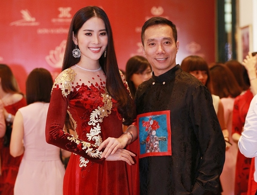 NTK Đỗ Trịnh Hoài Nam đấu giá áo dài dát vàng ủng hộ đồng bào vùng lũ