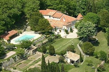 Cạn tiền, nhà Beckham sa thải hàng loạt người giúp việc