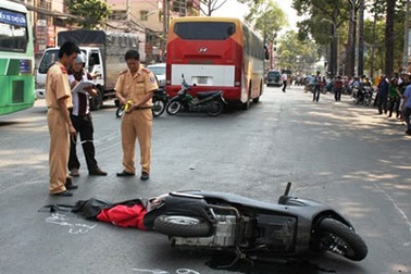 Bị cán qua đầu, cô gái trẻ tử vong tại chỗ 