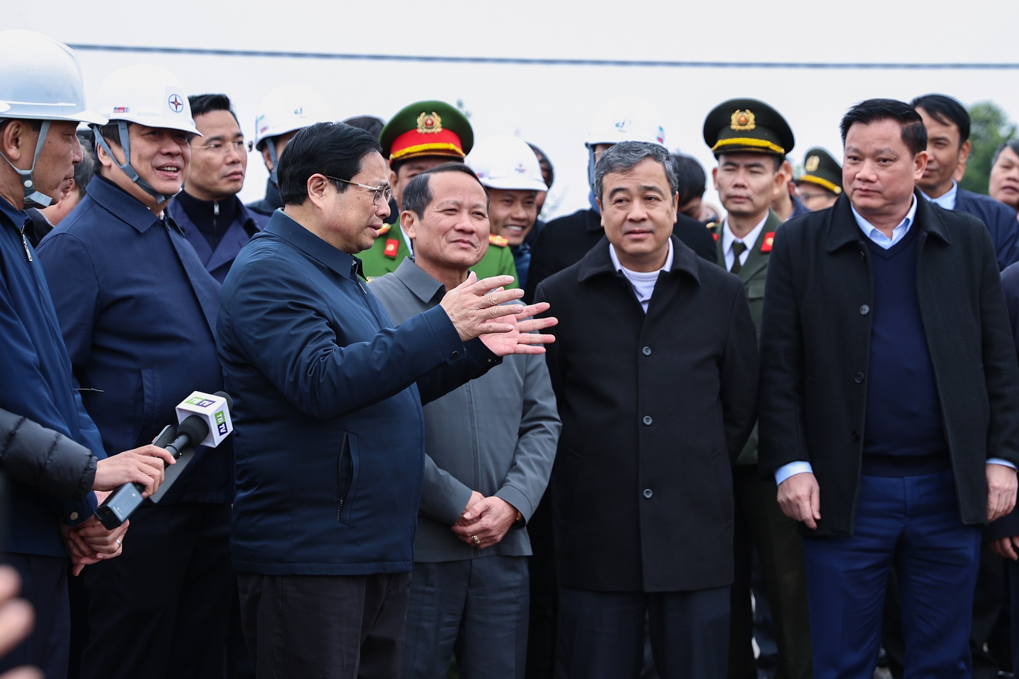 Thủ tướng thị sát đường dây tải điện dài hơn 500km đi qua 9 tỉnh - 2