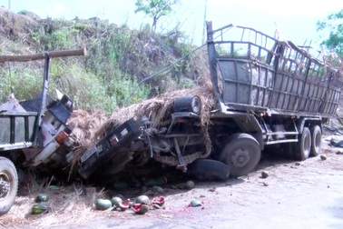 Lật xe chở dưa hấu, 2 người tử vong tại chỗ