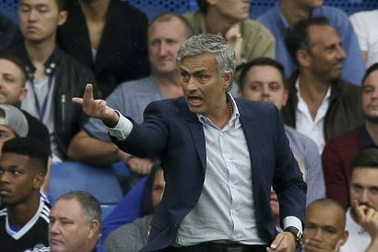 Mourinho tự trách bản thân sau cú sốc của Chelsea