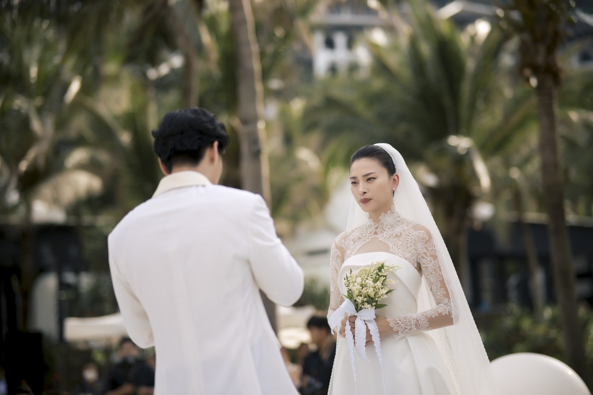 Ngô Thanh Vân bật khóc, tình tứ hôn chú rể trong lễ cưới xa hoa - 3 Ngô Thanh Vân bật khóc, tình tứ hôn chú rể trong lễ cưới xa hoa - 3