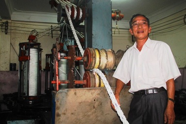 “Kỹ sư” học lớp 3 chế tạo máy đánh dây thừng độc đáo