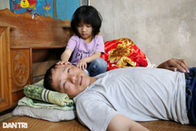 Rớt nước mắt cảnh 2 con thơ chăm cha u não trong căn nhà 15m2