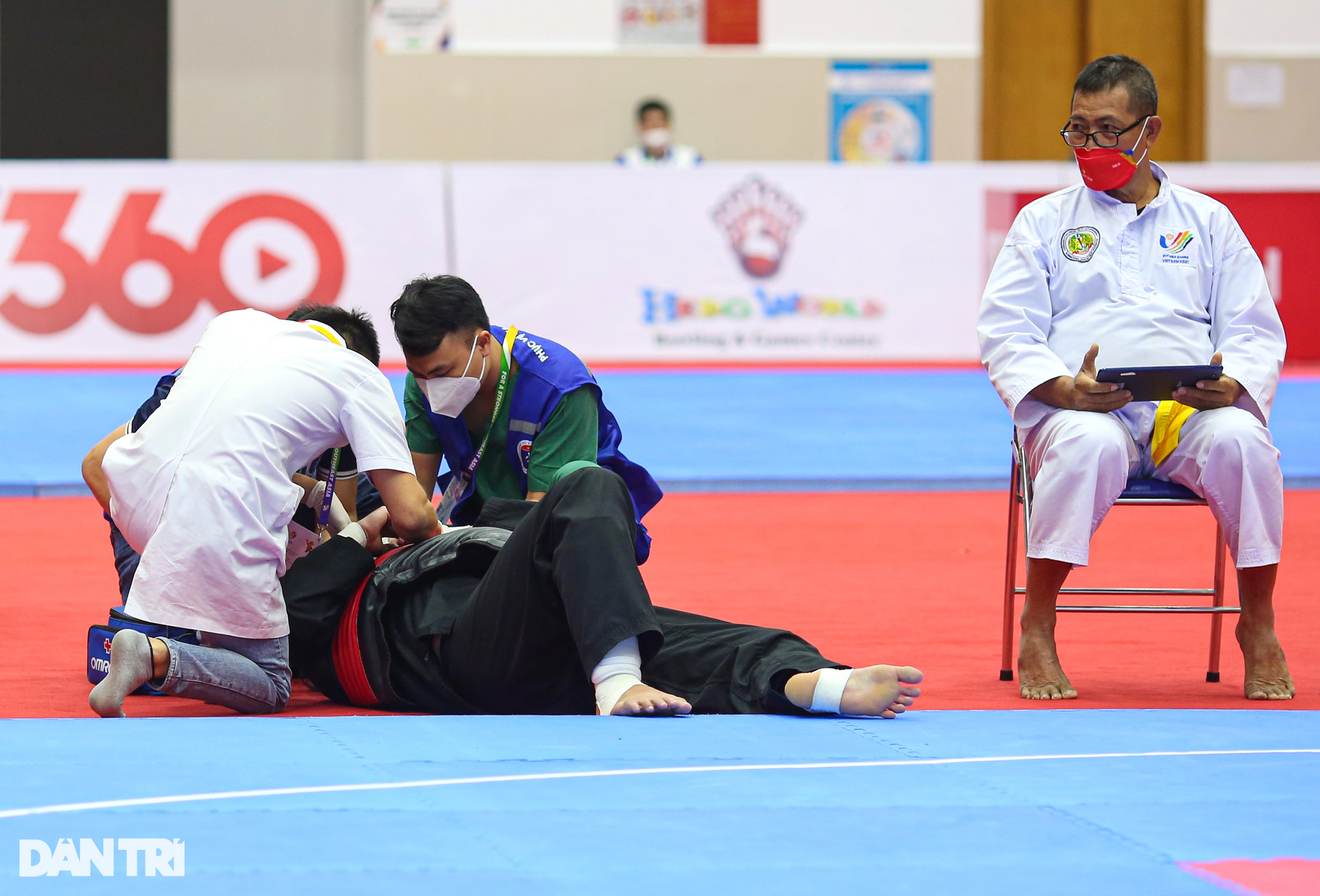 Nhiều VĐV chấn thương, nằm cáng rời sân trong ngày cuối thi Pencak Silat - 4 Nhiều VĐV chấn thương, nằm cáng rời sân trong ngày cuối thi Pencak Silat - 4