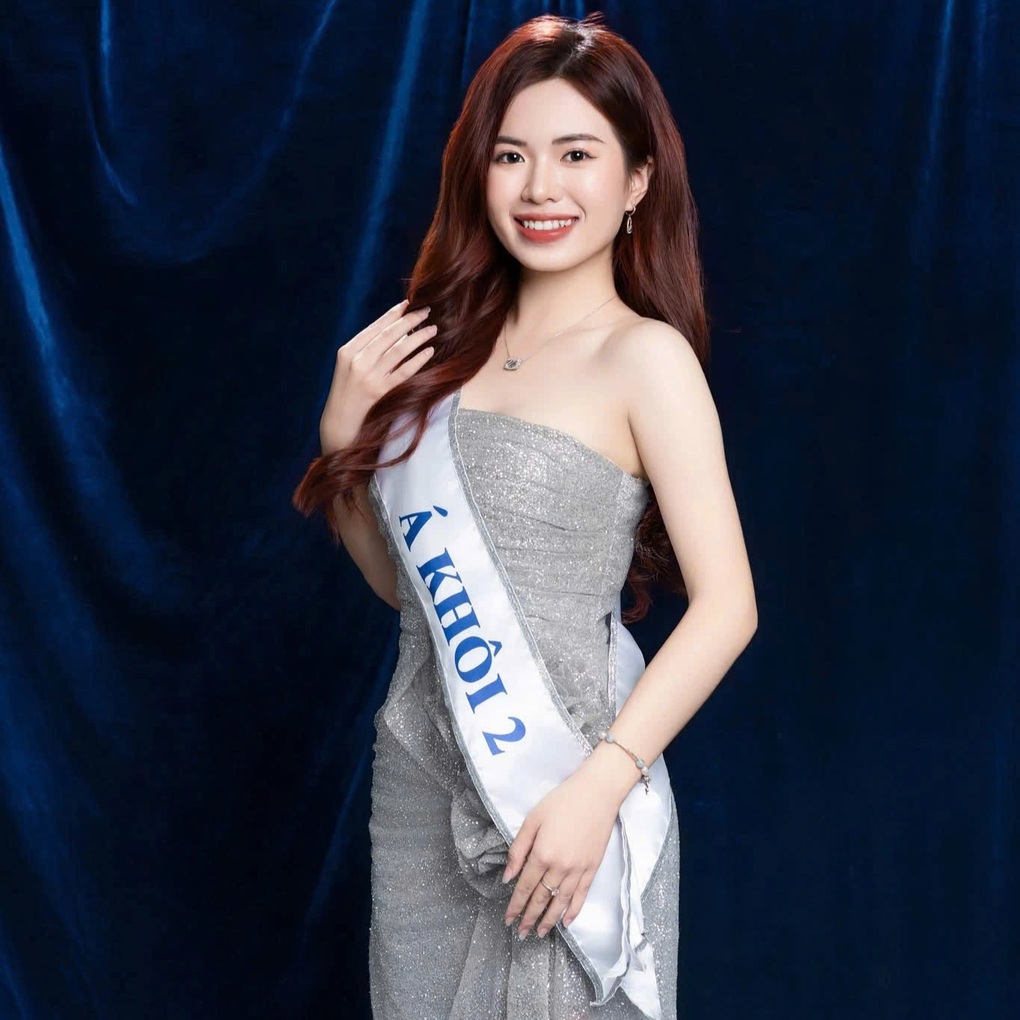 Tiết lộ của á khôi Ngoại giao về buổi tặng hoa Chủ tịch Tập Cận Bình - 3 Tiết lộ của á khôi Ngoại giao về buổi tặng hoa Chủ tịch Tập Cận Bình - 3