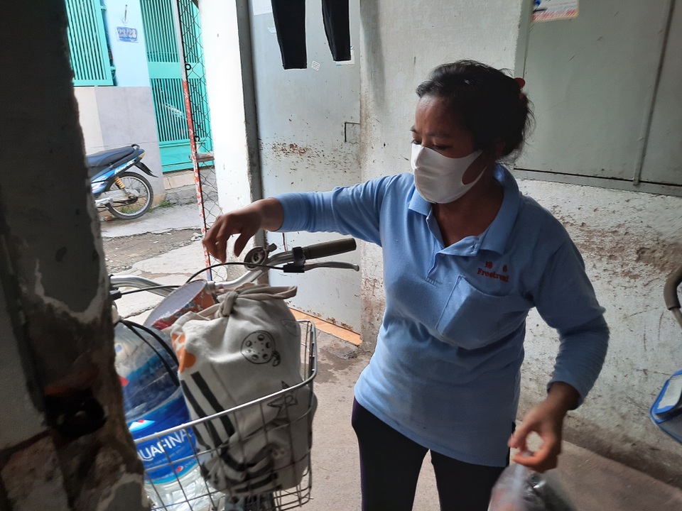 TPHCM: Bữa cơm không thịt của công nhân bị giảm lương vì Covid-19 - 1 TPHCM: Bữa cơm không thịt của công nhân bị giảm lương vì Covid-19 - 1