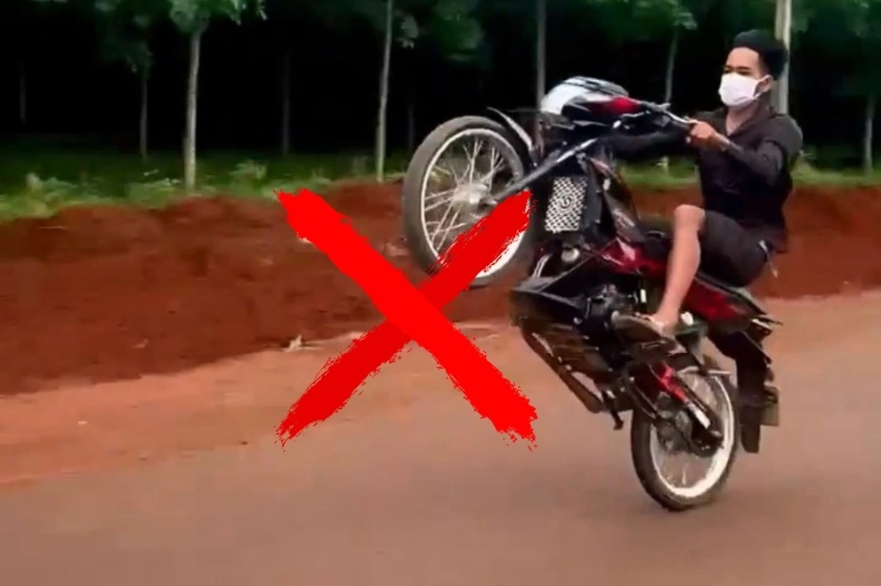 Bốc đầu xe máy làm xiếc trên đường, nhóm thanh thiếu niên bị phạt nặng - 1 Bốc đầu xe máy làm xiếc trên đường, nhóm thanh thiếu niên bị phạt nặng - 1
