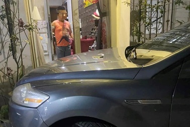 Tạm đình chỉ chức phó trưởng phòng của người bị tố đỗ xe ngang ngược