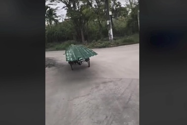 Hoảng hốt với hình ảnh xe chở tôn "không người lái"