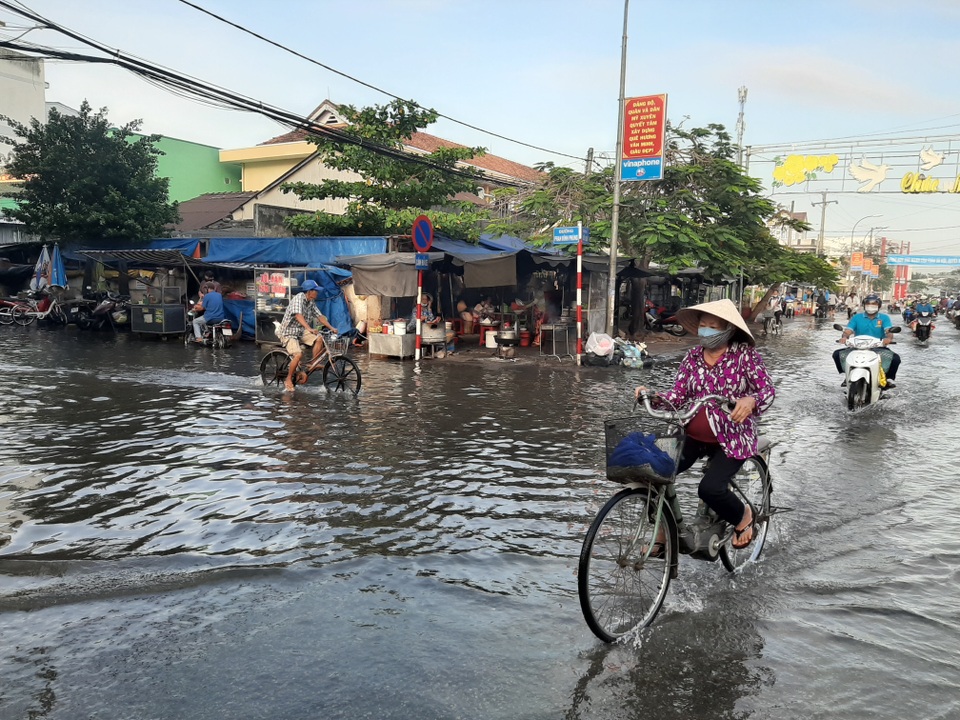 Triều cường “bủa vây” khiến một thị trấn ngập nặng ở Sóc Trăng! - 1 Triều cường “bủa vây” khiến một thị trấn ngập nặng ở Sóc Trăng! - 1