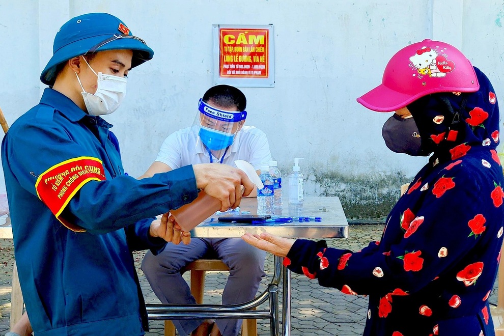 Hình ảnh lạ trong ngày đầu người dân TP Vinh đi chợ bằng thẻ - 2 Hình ảnh lạ trong ngày đầu người dân TP Vinh đi chợ bằng thẻ - 2