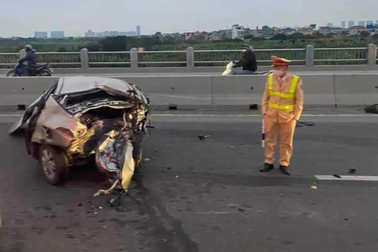 Hà Nội: Ô tô con biến dạng sau cú va chạm mạnh trên cầu Vĩnh Tuy