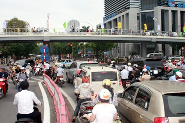 TPHCM ưu tiên bố trí vốn xây cầu vượt bằng thép