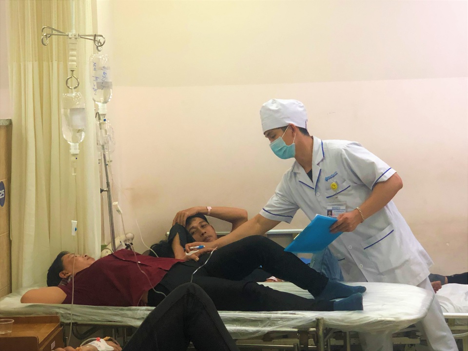 Hơn 100 công nhân nhập viện cấp cứu sau bữa cơm tăng ca đêm - 2 Hơn 100 công nhân nhập viện cấp cứu sau bữa cơm tăng ca đêm - 2