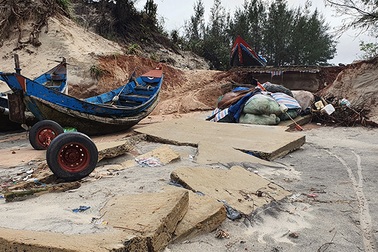 Quảng Bình: Biển "gặm" sát vào khu dân cư, người dân kêu cứu