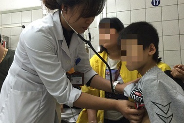 Ăn bò khô nhuộm phẩm màu không rõ nguồn gốc, bệnh nhi tiểu ra máu