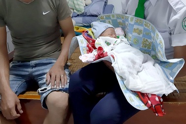 Gia đình mới của cháu bé bị bỏ rơi kiến cắn sưng mặt