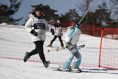 Xem robot trượt tuyết “tấu hài” ở thế vận hội Mùa Đông Pyeongchang
