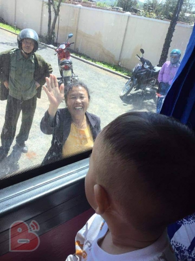 Cảnh ông bà ngước lên ô tô, vẫy tay tiễn cháu và con gái lên thành phố gây xúc động - Ảnh 1. Cảnh ông bà ngước lên ô tô, vẫy tay tiễn cháu và con gái lên thành phố gây xúc động - Ảnh 1.