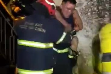 Cõng người thoát đám cháy ở Hà Nội