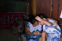 Người phụ nữ 8 năm ở nghĩa trang chăm con: Mong lúc mất được nghe tiếng mẹ!