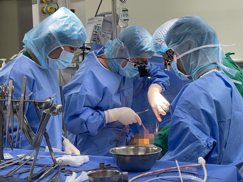 Bệnh nhân bay từ TPHCM ra Hà Nội để được mổ tim - 1