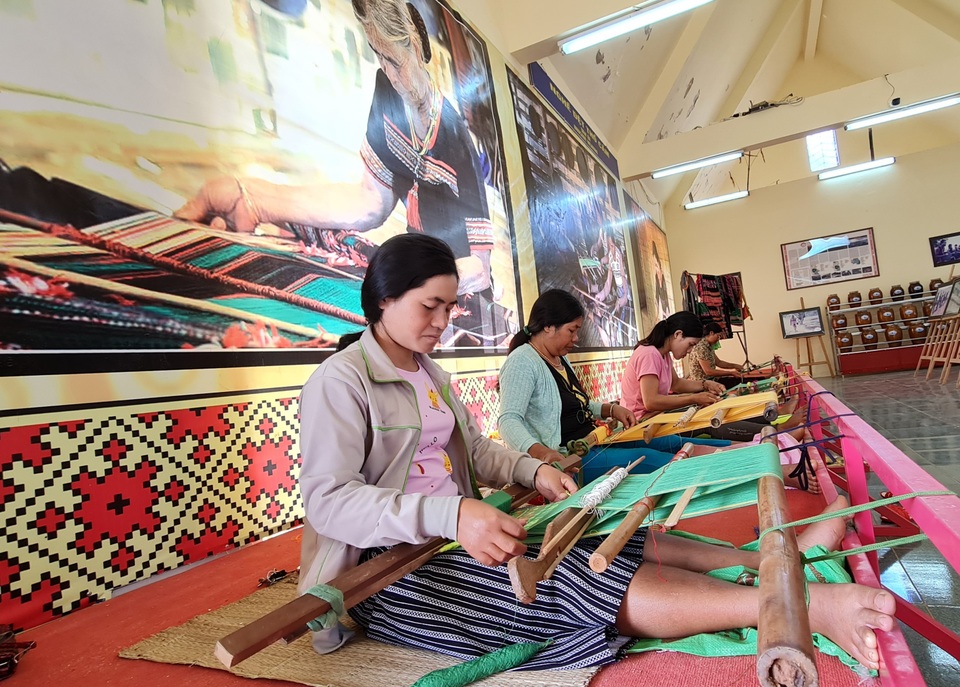 Làm sao để thổ cẩm Việt Nam thực sự được sống ? - 1 Làm sao để thổ cẩm Việt Nam thực sự được sống ? - 1