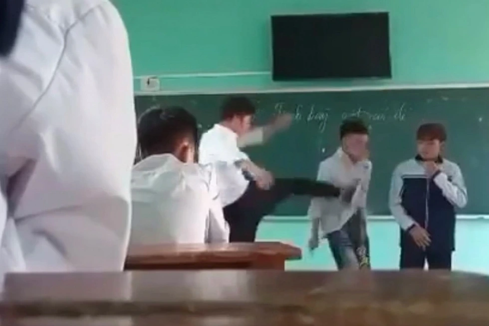 Lời Bộ trưởng “người lớn không còn đánh nhau” và đứa trẻ trốn ở nhà vệ sinh - 4 Lời Bộ trưởng “người lớn không còn đánh nhau” và đứa trẻ trốn ở nhà vệ sinh - 4