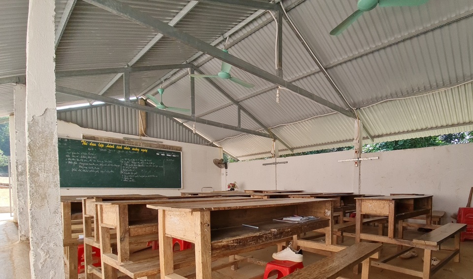 Trường sắp sập, học sinh phải học tạm trong nhà xe cũ - 12 Trường sắp sập, học sinh phải học tạm trong nhà xe cũ - 12
