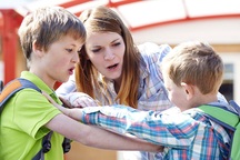 Đau đầu với con hay bắt nạt bạn ở trường