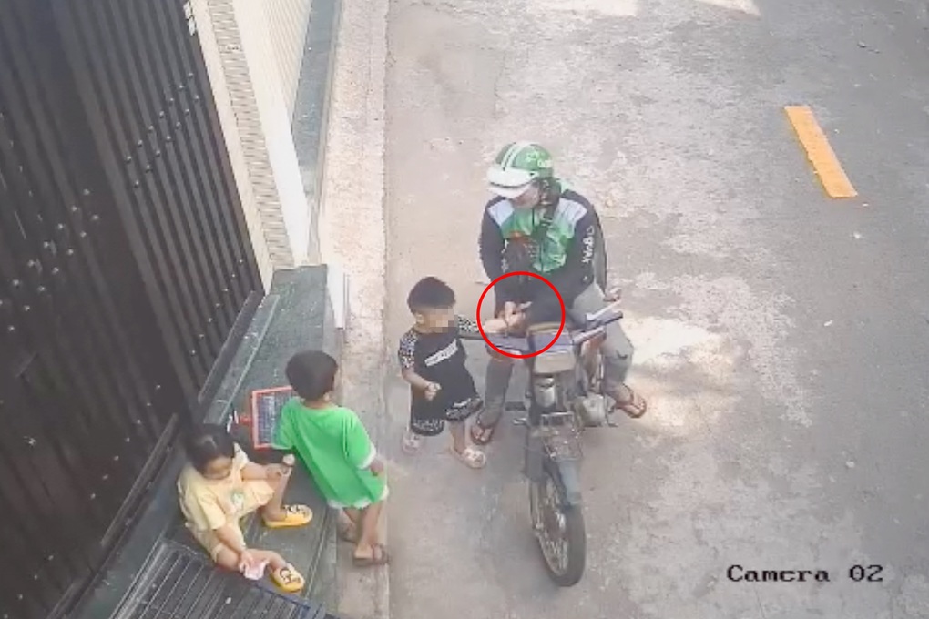Nam thanh niên lột lắc vàng trên tay bé trai 4 tuổi ở TPHCM - 2 Nam thanh niên lột lắc vàng trên tay bé trai 4 tuổi ở TPHCM - 2