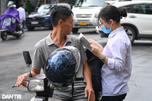 Phụ huynh oằn vai "cõng" học phí, phụ phí