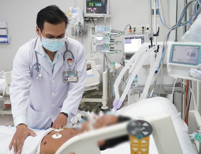 Bệnh nhân Tân được các bác sỹ tại khoa Bệnh Nhiệt đới, Bệnh viện Chợ Rẫy, Thành phố Hồ Chí Minh thăm khám, chữa trị. (Ảnh: TTXVN phát)
