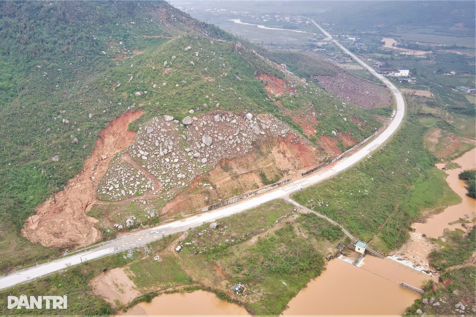 Hàng nghìn m3 đất đá đổ ập xuống, đường 2.000 tỷ đồng tê liệt nhiều ngày - 12 Hàng nghìn m3 đất đá đổ ập xuống, đường 2.000 tỷ đồng tê liệt nhiều ngày - 12