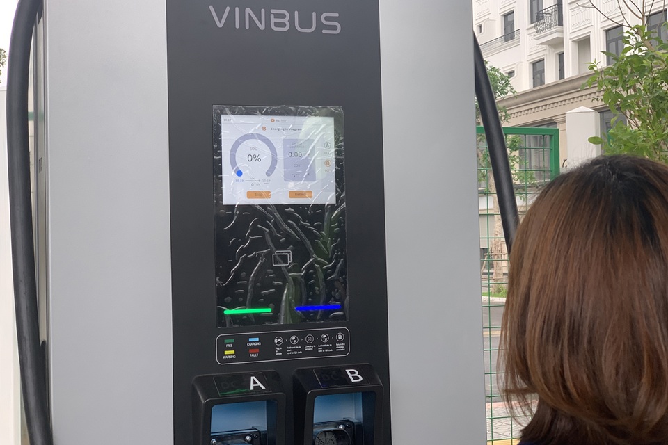 Cận cảnh xe buýt điện thông minh đầu tiên lăn bánh chính thức tại Việt Nam - 3