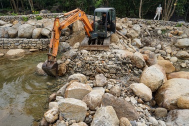 Tháo dỡ công trình "băm nát" con suối ở Đà Nẵng để làm du lịch