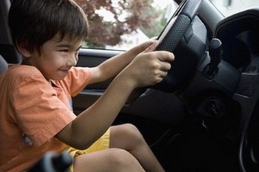 Bé trai 6 tuổi tự lái ô tô 5 km trên đường cao tốc 